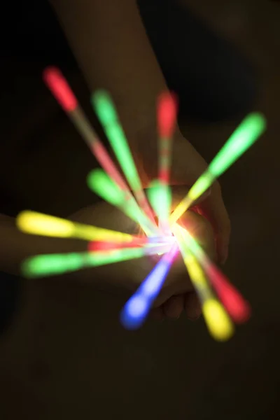 Glow Sticks Handen — Stockfoto