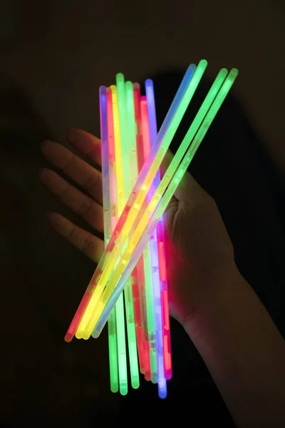 Glow Sticks Med Hand — Stockfoto