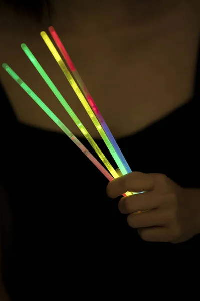 Glow Sticks Med Hand — Stockfoto