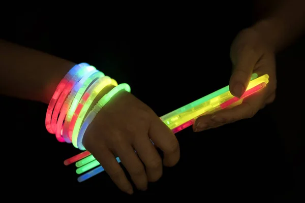 Glow Sticks Med Hand — Stockfoto