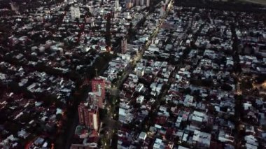 Buenos Aires 'teki binalar ve caddelerin olduğu yaz gecesi şehir manzarası.
