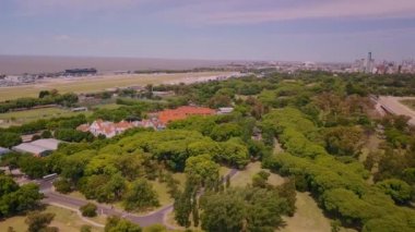 Güneşli bir yaz gününde Buenos Aires şehrinin ortasında ağaç tepesi manzarası 