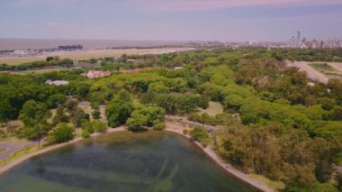 Sıcak bir yaz gününde Buenos Aires şehrinin ortasında küçük bir göl.