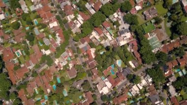 Bir yaz günü Buenos Aires 'te binaları, evleri ve nehri olan bir banliyöde insansız hava aracı.