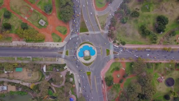 Vista Aérea Avenida Ciudad Buenos Aires Rotativa Con Autos Tráfico — Vídeos de Stock