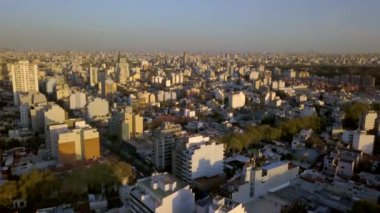 Güneşli bir yaz gününde binalarla Buenos Aires City 'de öğleden sonra.