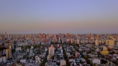 Sıcak yaz günbatımı manzarası Buenos Aires 'te bir banliyö mahallesinde