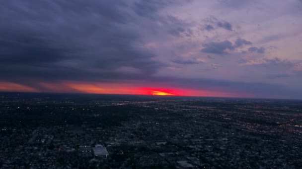 Dramatische Zonsondergang Tijdens Een Winterse Bewolkte Dag Een Buitenwijk Van — Stockvideo