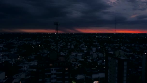 Dramatische Zonsondergang Tijdens Een Winterse Bewolkte Dag Een Buitenwijk Van — Stockvideo