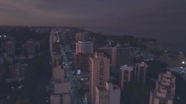 Buenos Aires 'teki binalar ve nehir manzaralı bir gece şehri. 