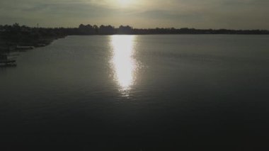 Buenos Aires 'te bir teknede bir insanla birlikte bir göle güneş yansıması.