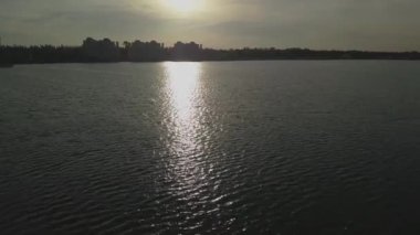 Buenos Aires 'te bir teknede bir insanla birlikte bir göle güneş yansıması.