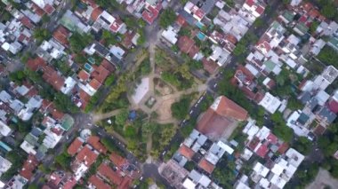Buenos Aires 'in varoşlarında evleri ve ağaçları olan bir mahallede insansız hava aracı.