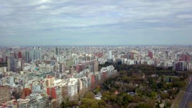 Buenos Aires şehrinin havadan görüntüsü yaz bulutlu bir günde, bir sürü bina ve ev.