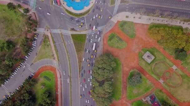 Vue aérienne de Buenos Aires rue de la ville avenue rotative avec des voitures / trafic le traversant avec une fontaine d'eau au milieu. Le drone avance 