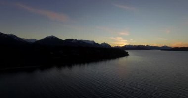 Bariloche 'deki Nahuel Huapi Gölü' nün hava manzarası. Dağları ve kışın ve soğuk günbatımının olduğu küçük bir ada..