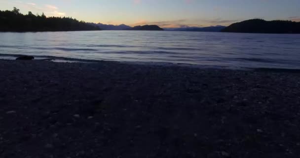 バリローチェのナウエル フアピ湖の海岸から始まり 山と小さな島で冬と寒さの後ろの夕日 — ストック動画
