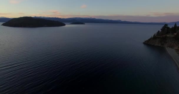 Vista Aérea Lago Nahuel Huapi Bariloche Com Montanhas Pequena Ilha — Vídeo de Stock
