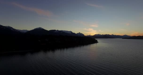 バリローチェのNahuel Huapi湖の空の景色と山と小さな島冬と冷たい夕日の後ろ — ストック動画