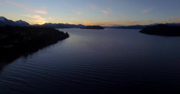 Vzdušný Výhled Jezero Nahuel Huapi Bariloche Horami Ostrůvkem Zimou Studeným — Stock video