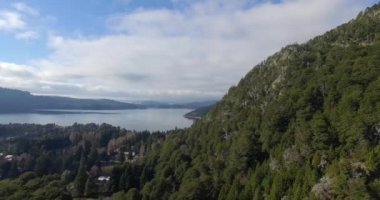 Nahuel Huapi Gölü manzarası, Arjantin Patagonya 'daki dağlar ve çam ormanları.