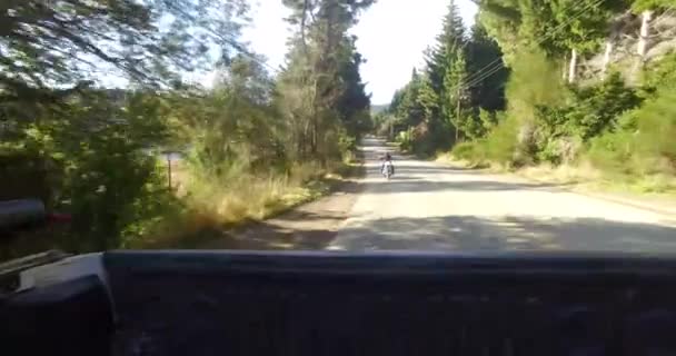 Bir Motosiklet Sürücüsü Bariloche Patagonya Bir Pisti Takip Ediyor Arjantin — Stok video