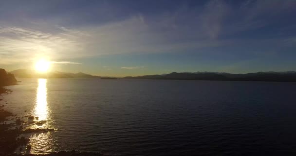 Zon Boven Berg Reflecteert Zijn Gele Licht Lake Nahuel Huapi — Stockvideo
