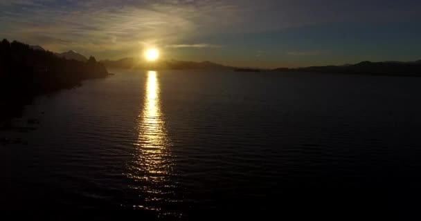 Sol Acima Montanha Refletindo Sua Luz Amarela Lago Nahuel Huapi — Vídeo de Stock