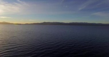 Bariloche 'deki Nahuel Huapi Gölü' nün hava manzarası. Dağları ve kışın ve soğuk günbatımının olduğu küçük bir ada..