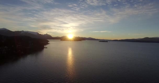 Sol Acima Montanha Refletindo Sua Luz Amarela Lago Nahuel Huapi — Vídeo de Stock