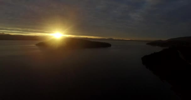 Zon Boven Berg Reflecteert Zijn Gele Licht Lake Nahuel Huapi — Stockvideo