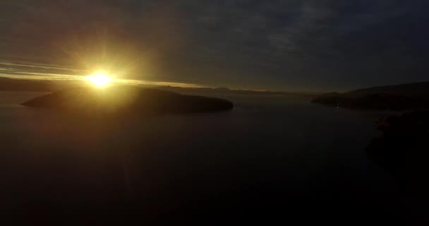 Zon Boven Berg Reflecteert Zijn Gele Licht Lake Nahuel Huapi — Stockvideo