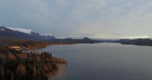 Vzdušný Pohled Hory Sněhem Jezero Nahuel Huapi Bariloche Patagonia Podzimní — Stock video