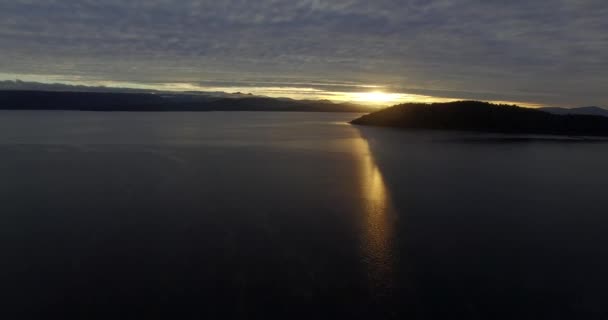 バリローチェのナウエル フアピ湖の海岸から始まり 山と小さな島で冬と寒さの後ろの夕日 — ストック動画
