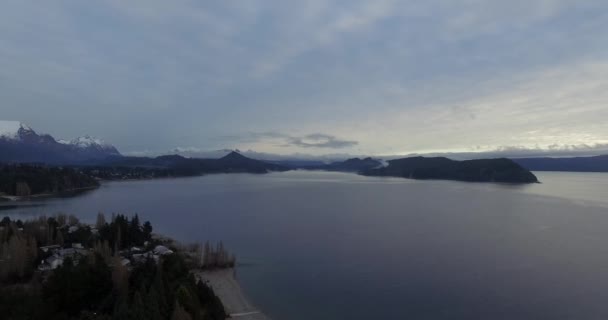 Vzdušný Pohled Jezero Horami Jej Pokryje Sněhem Zimním Dni Bariloche — Stock video
