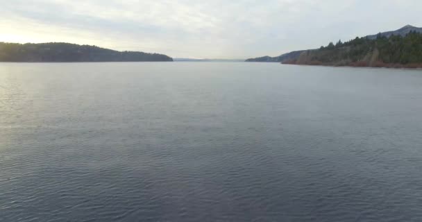 Vue aérienne du lac Nahuel Huapi avec montagnes par une journée froide d'hiver .