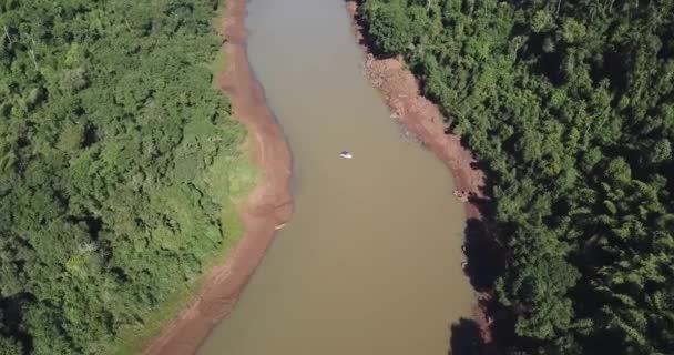 Widok Powietrza Motorówkę Przepływającą Rzekę Misiones Argentyna Otoczona Przyrodą Drzewami — Wideo stockowe