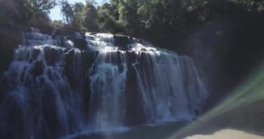 Misiones Arjantin 'de ormanın ortasında küçük bir şelale. 
