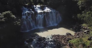 Misiones Arjantin 'de ormanın ortasında küçük bir şelale. 