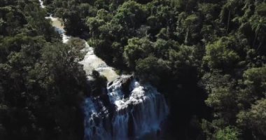 Misiones Arjantin ormanlarında bir şelale.