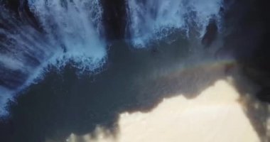 Misiones Arjantin 'de ormanın ortasında küçük bir şelale. 