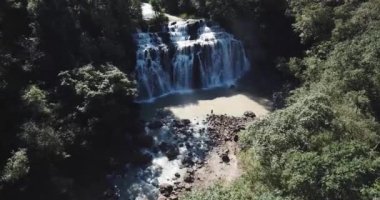 Misiones Arjantin 'de ormanın ortasında küçük bir şelale. 
