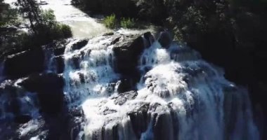 Misiones Arjantin 'de ormanın ortasında küçük bir şelale. 