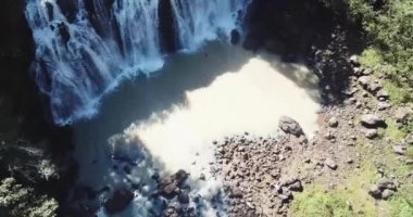 Misiones Arjantin 'de ormanın ortasında küçük bir şelale. 