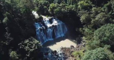 Misiones Arjantin 'de ormanın ortasında küçük bir şelale. 