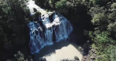 Misiones Arjantin 'de ormanın ortasında küçük bir şelale. 