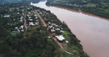 Misiones Arjantin 'de bir nehrin kıyısındaki küçük bir kasabanın hava manzarası.