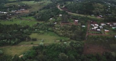 Misiones Arjantin 'de bir nehrin kıyısındaki küçük bir kasabanın hava manzarası.