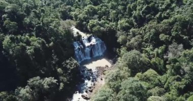 Misiones Arjantin 'de ormanın ortasında küçük bir şelale. 