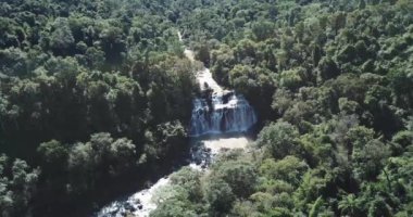 Misiones Arjantin 'de ormanın ortasında küçük bir şelale. 